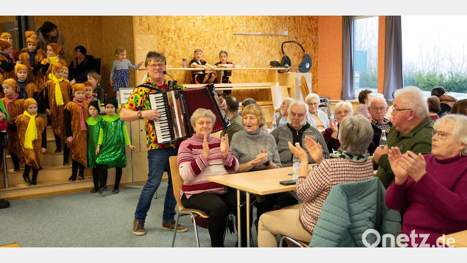Alleinunterhalter Fonse spielte Lieder, die Senioren gefallen. Bild: Welnhofer/exb