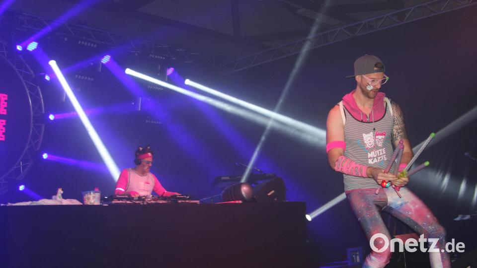 &quot;Mütze Katze&quot; hieß das DJ-Team aus Berlin, das mit seiner Bühnenshow ab Mitternacht einheizte. Bild: wro