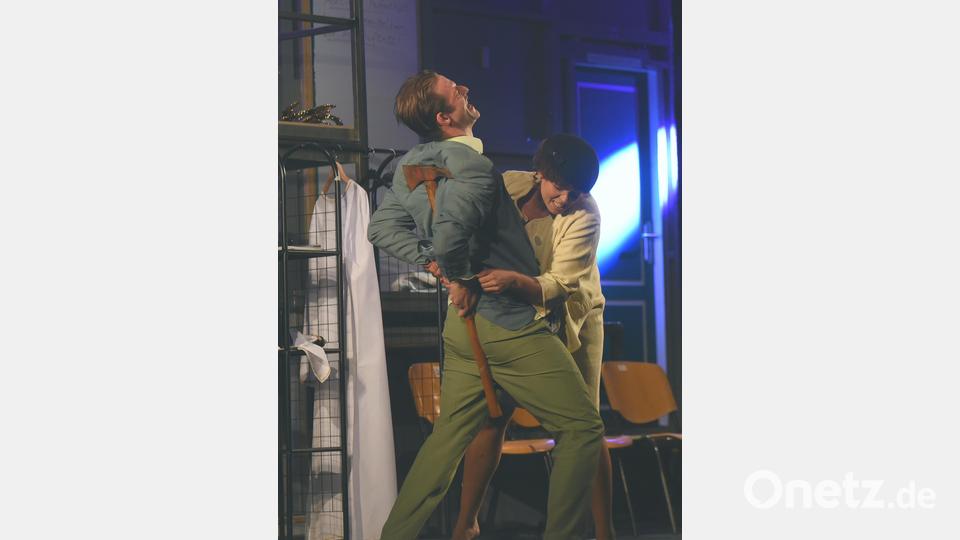 Wenn Worte nicht reichen: Garry (Johannes Lukas) greift zur Axt. Belinda (Mona Fischer) will ihn stoppen. Bild: Tobias Schwarzmeier