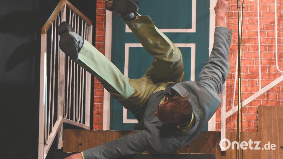 Hektik und Sardinensaft unter den Schuhen sind keine gute Kombination. Johannes Lukas beweist als Garry Lejeune echte Stuntman-Qualitäten. Bild: Tobias Schwarzmeier