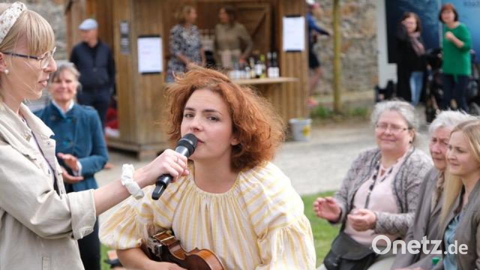 Für Sängerin Phela mit Band waren die Neuen Gärten zum Kunsthaus-Jubiläum eine einzige große Bühne. Bild: Jürgen Klein/exb