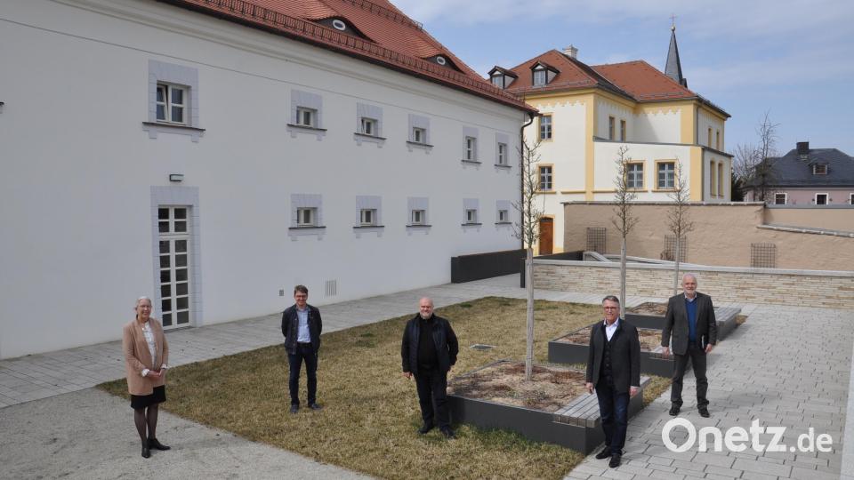 Die Tirschenreuther Fronfeste ist in der Endrunde für den Deutschen Städtebaupreis. Allein schon in diesem Erfolg sehen Stadt und Planer eine besondere Wertschätzung der Sanierungsmaßnahme. Am 23.April wird der Preis nach dem Oscar-Prinzip vergeben. Im Bild auf dem Stadtbalkon (von links) : Landschaftsarchitektin Gisela Fanck-Reiter, Stadtbaumeister Andreas Ockl, Architekt Peter Brückner, Bürgermeister Franz Stahl und Stadtkämmerer August Trißl. Bild: ws