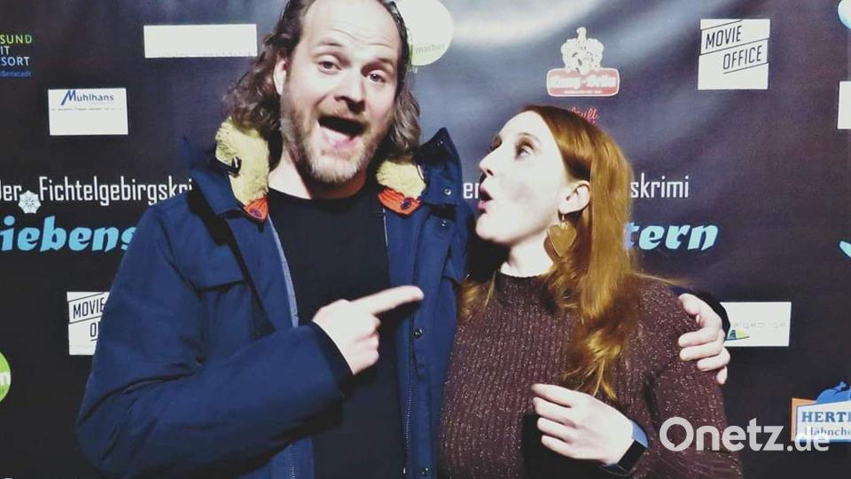 Aktuell ist Christina Baumer unter anderem mit dem Schauspieler Andreas Leopold Schadt (Kommissar im Franken-„Tatort“) im Kino zu sehen in „Der Fichtelgebirgskrimi – Siebenstern“. Am Filmset sei es einfacher, erzählt sie aus dem Arbeitsalltag. Wenn was nicht passt beim Dreh vor der Kamera, würde der Regisseur sofort „Danke, das machen wir noch einmal“ rufen und man bekomme die Chance, sich zu verbessern. Bild: ubb