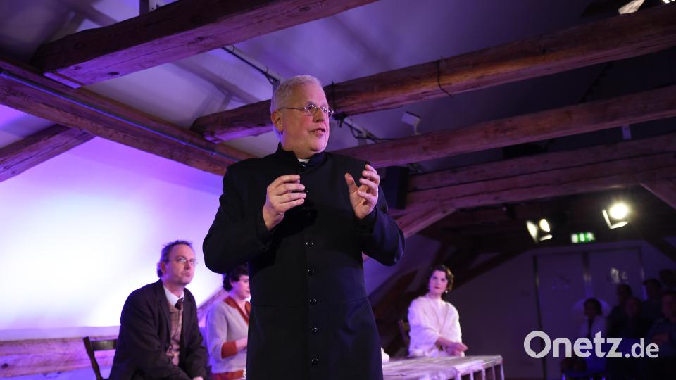 Konnersreuth trifft auf die Traumfabrik Hollywood: Pfarrer Naber (Christian Höllerer, vorne) versucht, Regisseur Max Reinhardt (Uli Scherr), Assistentin Gusti (Claudia Lohmann) und Filmstar Lilian Gish (Doris Hofmann) vom „Mysterium Therese Neumann“ zu überzeugen. Dieses Bild ist von der Aufführung im März 2019 in Weiden. Archivbild: Tobias Schwarzmeier
