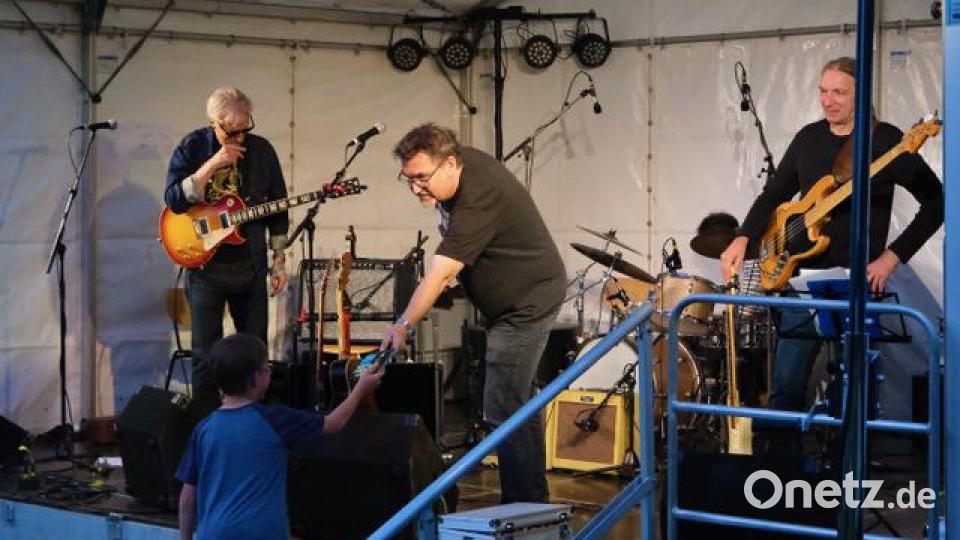 Wolfgang Bernreuther verloste eine CD. Die Bedingung: Wer am schnellsten an der Bühne ist, bekommt den Gewinn. Der junge Mann schlug die Konkurrenz haushoch aus dem Rennen. Bild: Jürgen Klein/exb