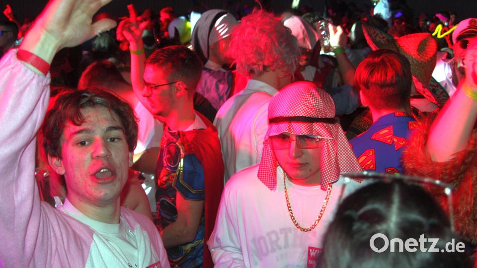 HCL-Superfasching in der Dreifachturnhalle in Wiesau Bild: wro