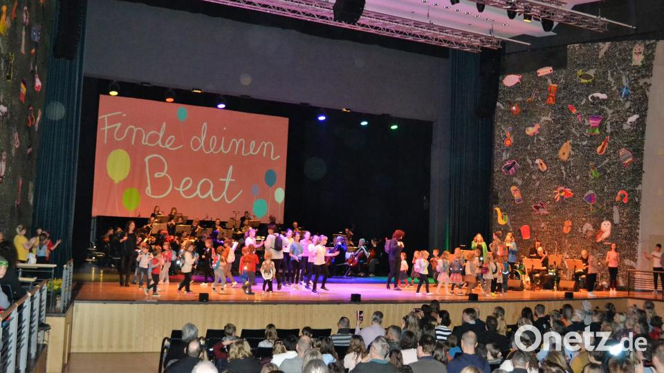 Die Bühne der Max-Reger-Halle voll besetzt: Band, Orchester, jede Menge kleiner und großer Tänzer der Kindertagesstätte St. Dionysius und der Tanzschule Höllriegel tragen zum Gelingen bei. Bild: kki