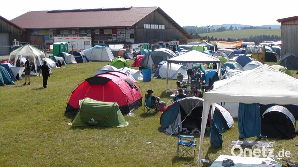 Der Parkplatz ist belagert mit Zelten und Wohnmobilen. Viele kleine Grüppchen sitzen zusammen und quatschen, kochen, essen oder hören Musik. Bild: tok