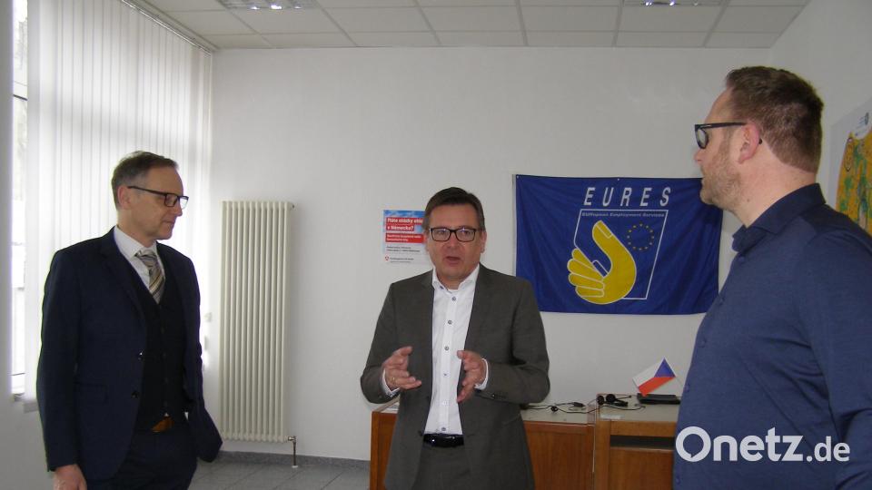 Bürgermeister Bernd Sommer zusammen mit Thomas Würdinger und Michael Braun (von links) im Beratungsbüro für tschechische Grenzpendler am Johannisplatz in Waldsassen. Bild: pz