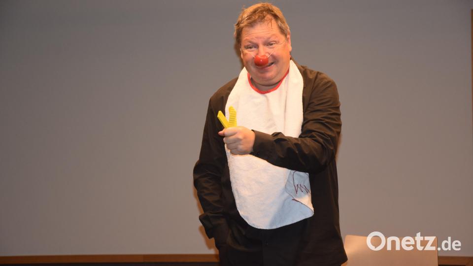 Hahn verwandelt sich auch in ein Kind der heutigen Zeit, das gerne Pommes isst. Bild: fz