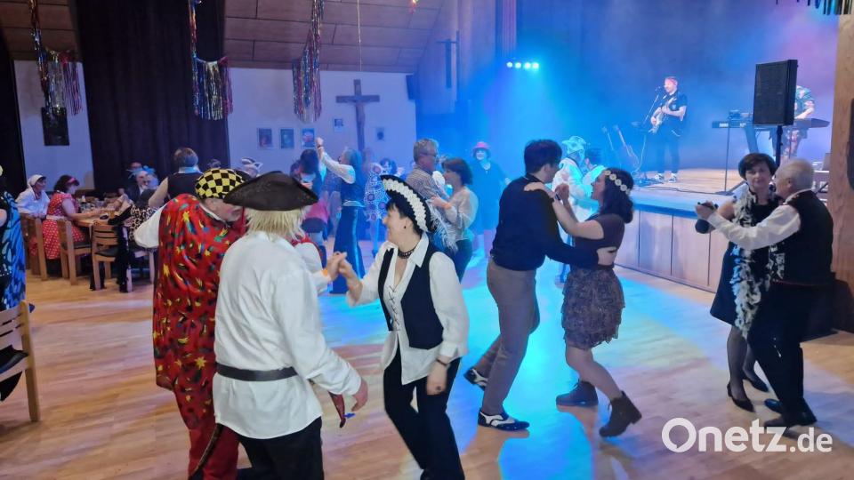 Ausgelassene Stimmung herrschte beim Pfarrball des Pfarrgemeinderats Wiesau. Bild: Pfarrgemeinderat Wiesau/exb