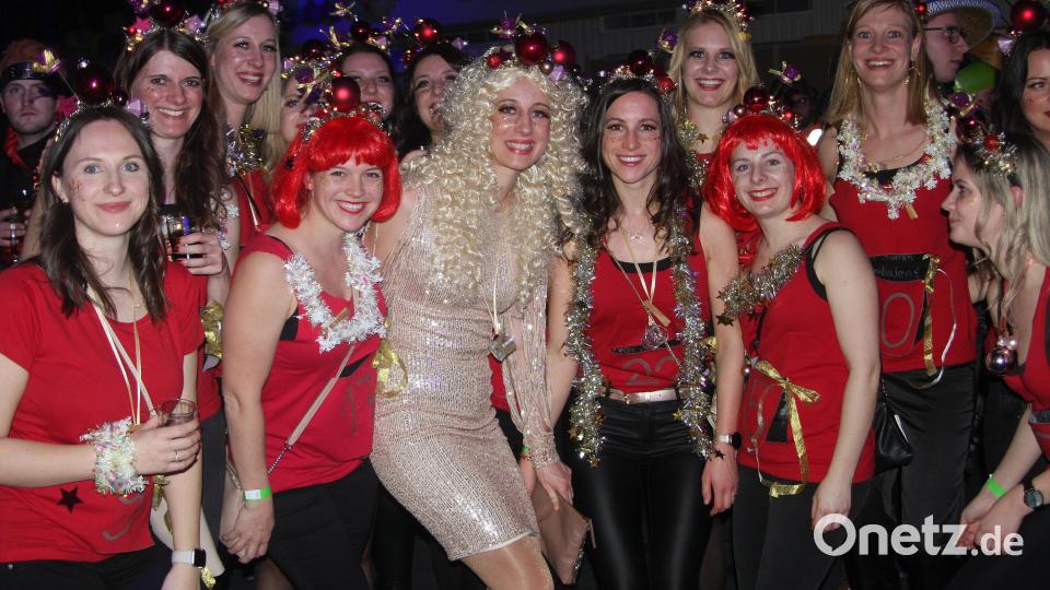 Die &quot;Adventskalendergirls&quot; hatten auch ein Christkind mitgebracht. Sie sicherten sich den 1. Preis beim Kostümwettbewerb am HCL-Fasching. Bild: wro