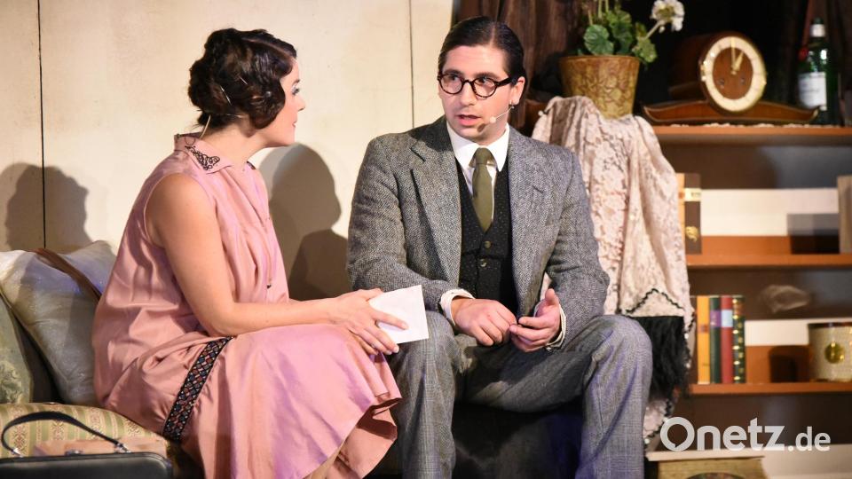 Die Liebesbeziehung zwischen Cliff (David Endress) und Sally (Doris Hofmann) steht vor dem Aus. Bild: Tobias Schwarzmeier