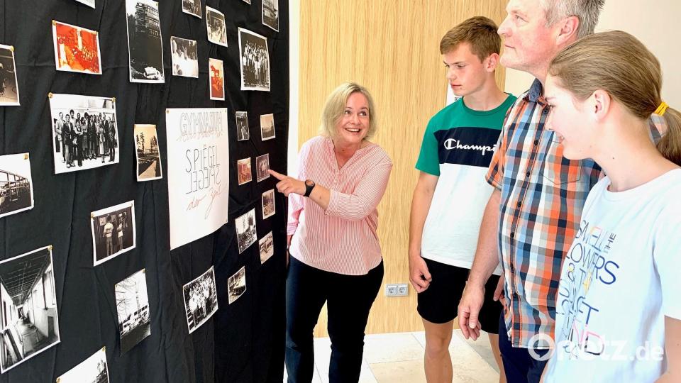 Bilder aus alten Zeiten machen besonders Spaß. Ehemalige erkennen sich wieder, der Nachwuchs schmunzelt. Bild: Gabi Schönberger