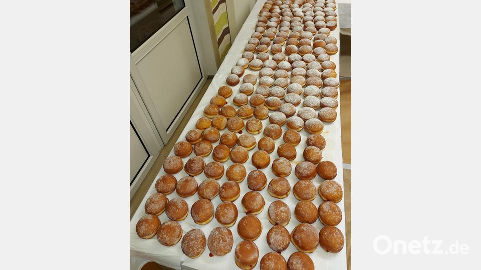 Die ersten 1000 Krapfen sind in den frühen Morgenstunden fertig. Die Bestellliste ist noch lang. Bild: lep