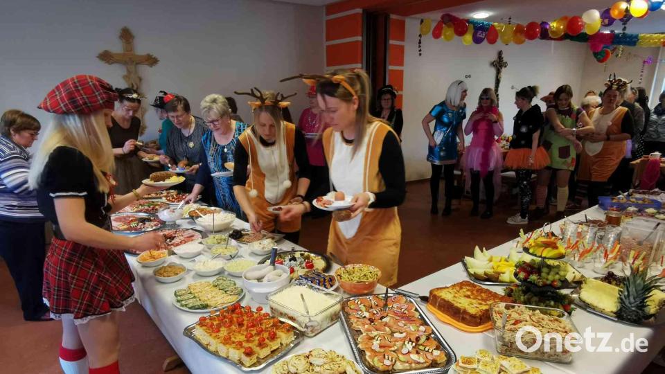 Tolle Kostüme und ein reichlich bestücktes Frühstücks-Büfett bereicherten das Faschingstreiben. Bild: gz