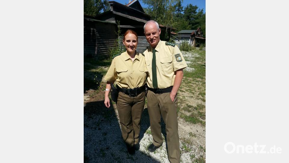 Schauspielerin Christina Baumer und Altneihauser-Feierwehrkappell&#039;n-Chef Norbert Neugirg machen eine gute Figur in ihren Polizeiuniformen. Bild: ubb