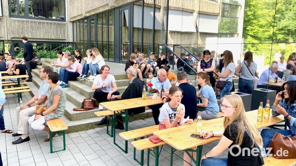 Ganz zwanglos: Am Nachmittag beim Schulfest. Bild: Gabi Schönberger