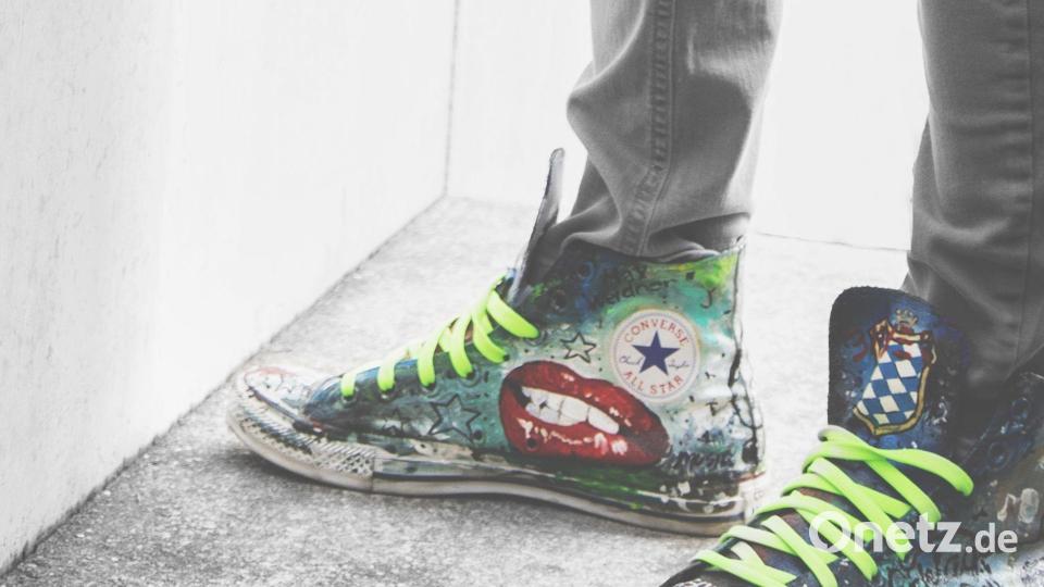 Die Sneakers werden extra für den Sänger bemalt - und in jedem Video trägt er neue. Bild: Bildraumwest/ Wiebke Wollner