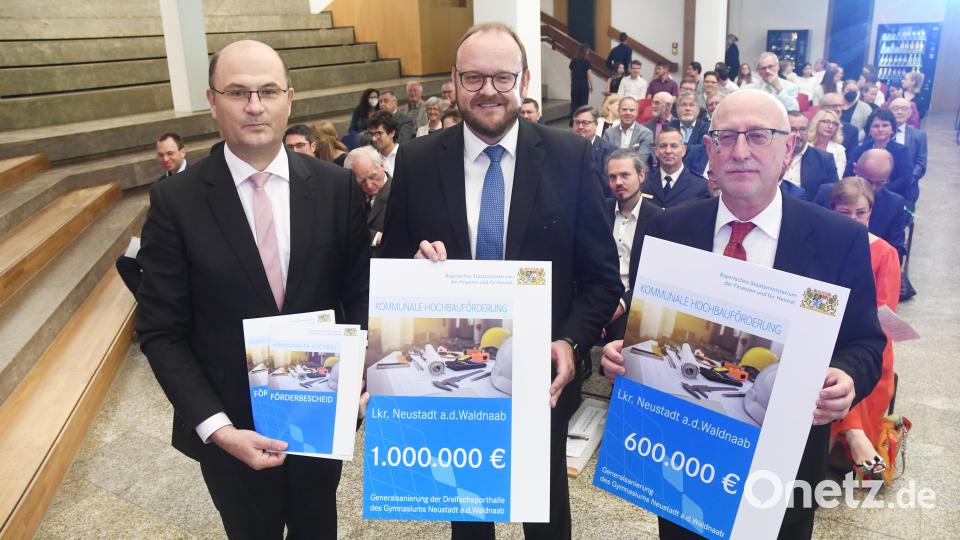 Ein schönes Geburtstagsgeschenk: Minister Albert Füracker hat 1,6 Millionen Euro mitgebracht. Bild: Gabi Schönberger