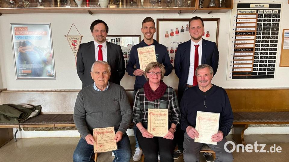 Vorsitzender Tobias Hösl, Manuel Stemmer und Ehrenamtsbeauftragter Stefan Kallmeier (stehend von links) ehren Richard Gebhard, Birgit Helgert und Michael Kaufmann für langjährige Mitgliedschaft. Bild: fs