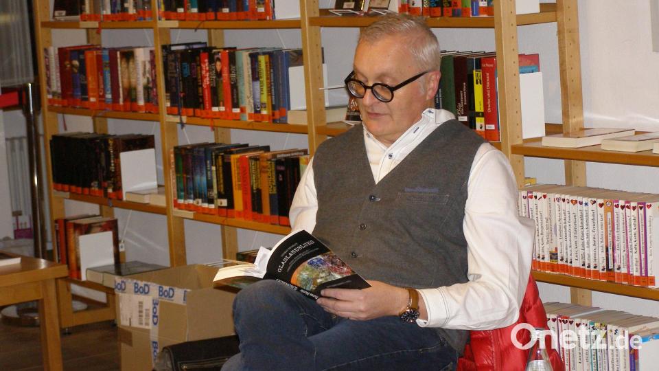 Thomas Bäumler las in der Stadtbücherei Waldsassen aus seinem neuen Krimi "Glaslandblues". Bild: pz