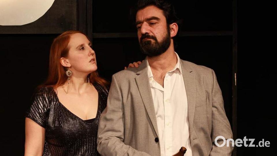Kürzlich wirkte Christina Baumer (im Bild als Wirtin Barbara mit ihrem Schauspielkollegen Michele Cuciuffo in der Hauptrolle) auf der Bühne im Zentraltheater München am Stück „Angst essen Seele auf“ mit. Bild: Hannah Klaes