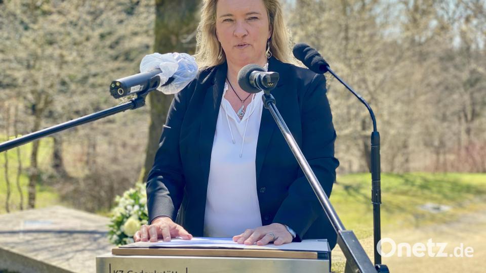 Die bayerische Bauministerin Kerstin Schreyer besichtigt nach der Kranzniederlegung den Steinbruch, der in die Gedenkstätte eingegliedert werden soll. Zur geplanten Folgenutzung äußert sie sich nicht, erst müssten Kultusministerium und die Stiftung Bayerische Gedenkstätten ihr Konzept vorlegen, sagt sie gegenüber Oberpfalz-Medien. Bild: Eichl