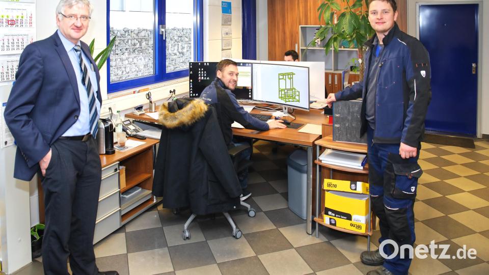 Metallbauermeister Peter Götzl (rechts) mit Bürgermeister Johannes Reger im Konstruktionsbüro der Firma. Bild: njn