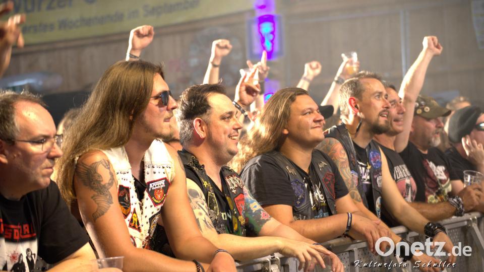 Die Fans feiern ihre Lieblingsbands. Bild: tok