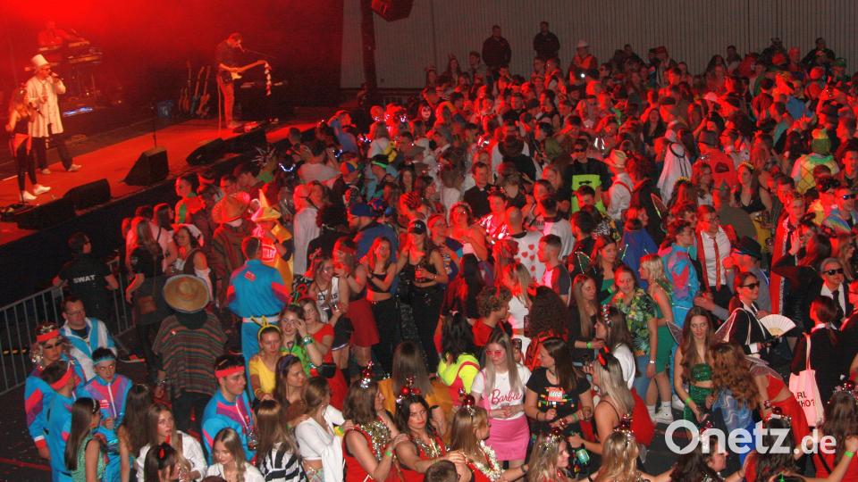HCL-Superfasching in der Dreifachturnhalle in Wiesau Bild: wro