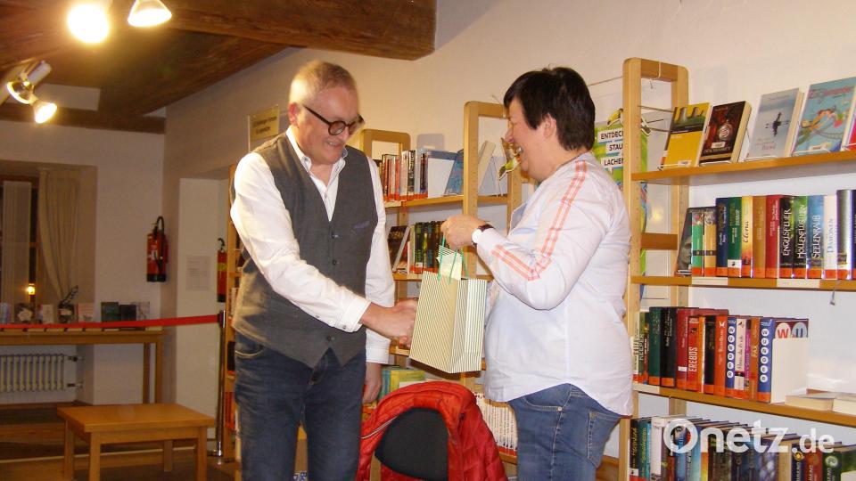 Thomas Bäumler las in der Stadtbücherei Waldsassen aus seinem neuen Krimi "Glaslandblues". Am Schluss überreichte Beatrix Rustler stellvertretend für das Büchereiteam ein kleines Präsent. Bild: pz