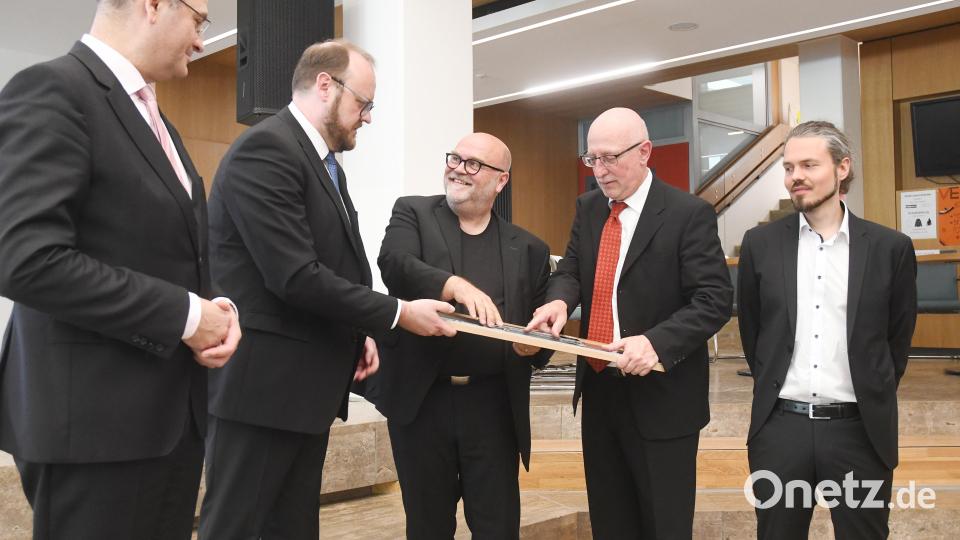 Architekt Peter Brückner (Mitte) bei der symbolischen Schlüsselübergabe mit Finanzminister Albert Füracker (von links), Landrat Andreas Meier und Direktor Anton Hochberger. Bild: Gabi Schönberger