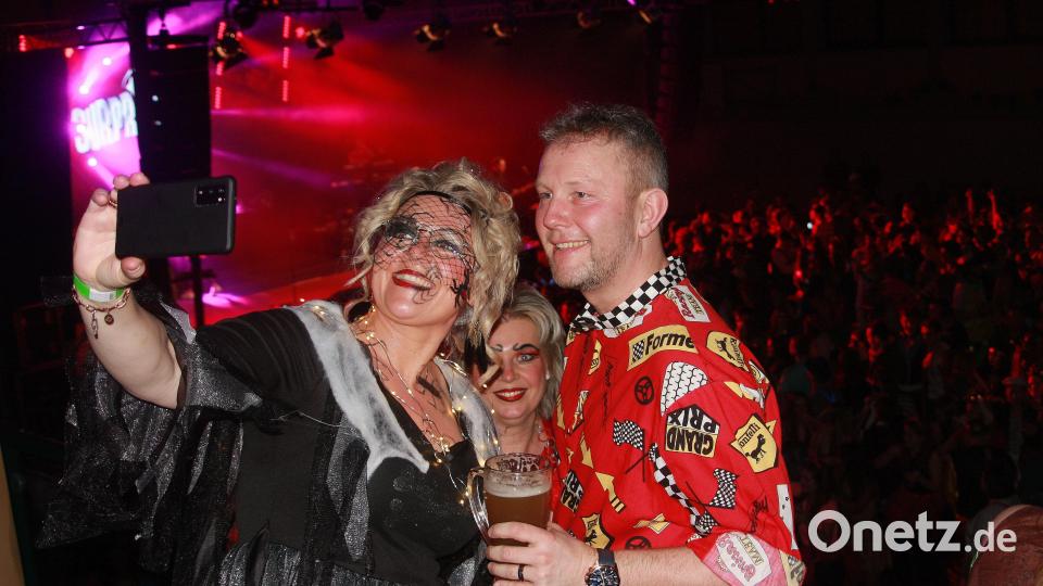 Selfies erinnern an den HCL-Fasching, der nach zweijähriger Pause wieder zu einem großen Erfolg wurde. Bild: wro