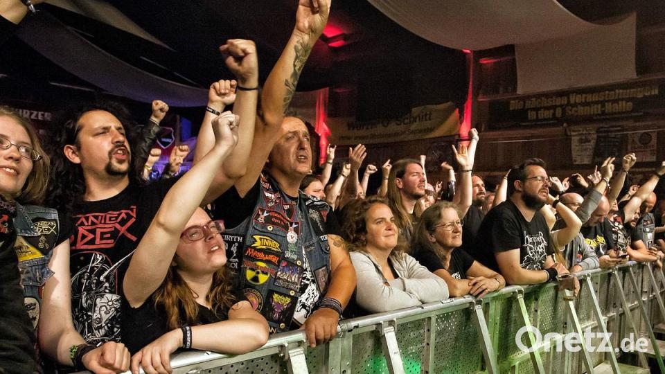 In Little-Wacken geht beim Strom-Crusher-Festival die Post ab. Die Heavy-Metal-Fans feiern ihre Bands, Headbangen was das Zeug hält und feiern. Bild: tok