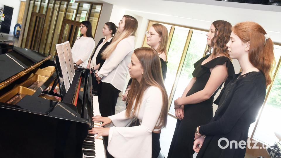 Die Mädchen des P-Seminars Musik singen &quot;Tage wie diese&quot;. Bild: Gabi Schönberger