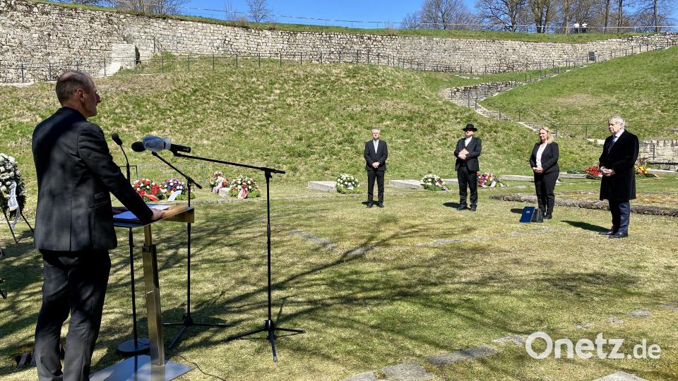 Einsam stehen die fünf Teilnehmer im Tal des Todes; pandemiebedingt findet die Gedenkfeier zum 76. Jahrestag der Befreiung erneut unter Ausschluss der Öffentlichkeit statt: Gedenkstättenleiter Jörg Skriebeleit (am Pult), Bürgermeister Thomas Meiler, Dekan Karlhermann Schötz, Bauministerin Kerstin Schreyer, MdL Karl Freller (von links). Bild: Eichl