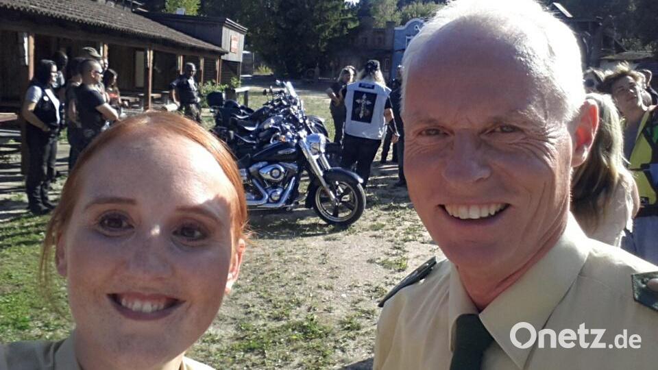 Christina Baumer und Norbert Neugirg am Set beim Drehen des Fichtelgebirgskrimis &quot;Siebenstern&quot; in der ehemaligen Westernstadt Plech. Beide freuen sich, dass sich die Franken an das Projekt wagen und unterstützen die Arbeit von Michael von Hohenberg gern mit ihren Rollen als Polizisten. Bild: ubb