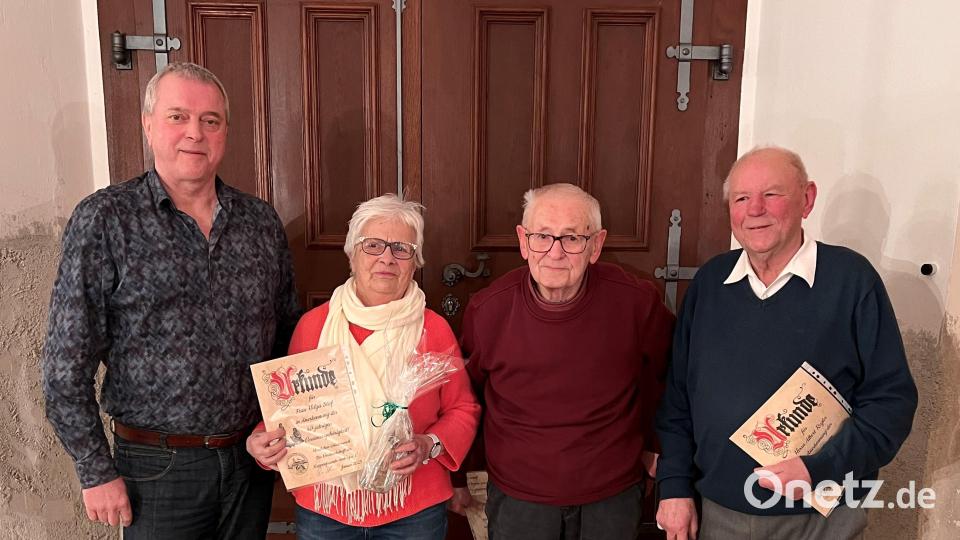Der Vorsitzende der Krippenfreunde Amberg Reinhard Heldmann konnte die langjährigen und verdienten Mitglieder Helga Stief, Michael Prem und Albert Regler (von links) bei der Jahreshauptversammlung ehren. Bild: ads
