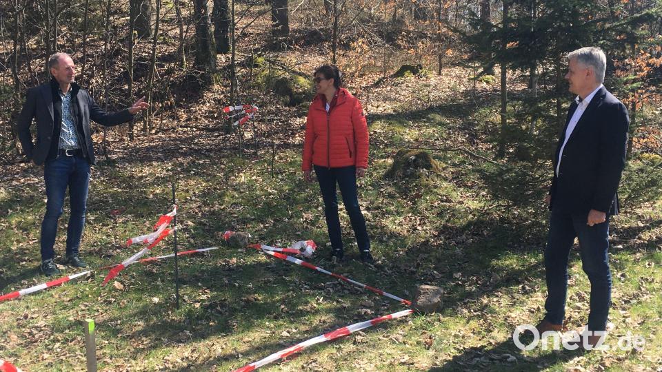 Die rot-weiße Absperrung im Waldstück am Eingang des ehemaligen KZ-Steinbruchs zeigt die Umrisse einer Aufsehen erregenden Architektur-Installation, die dort ab Ende Mai zu sehen sein wird. Auf das Projekt freuen sich (von links) Gedenkstättenleiter Jörg Skriebeleit, Künstlerin Hildegard Rasthofer und Bürgermeister Thomas Meiler. Bild: phs