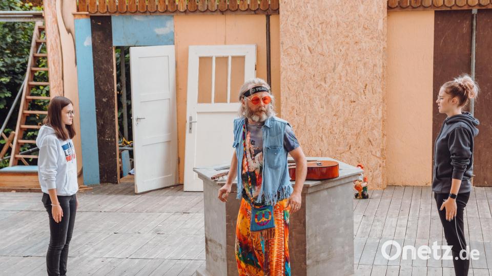 Der Kultur- und Festspielverein Bärnau zeigt heuer die Hippie-Komödie „Ein Sommer voller Träume“ auf der Freilichtbühne in der Knopfstadt. Die Wiederaufnahme der Proben läuft seit dem Frühjahr. Premiere ist am Freitag, 29. Juli, drei weitere Aufführungen folgen. Bild: sfo