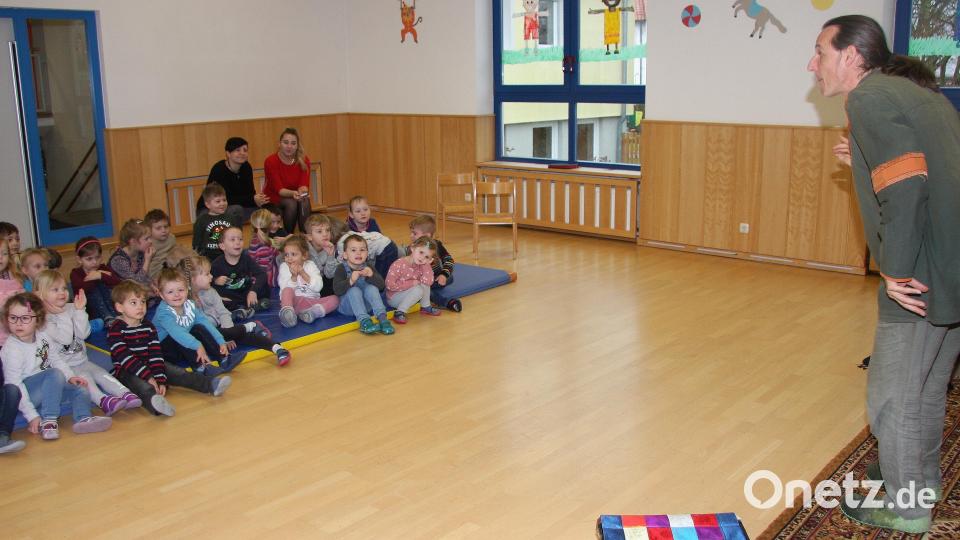 Märchenerzähler Oliver Machander bezieht die Kinder ein. Im Dialog reift die Handlung, die sich der Regensburger ausgedacht hat. Bild: wro