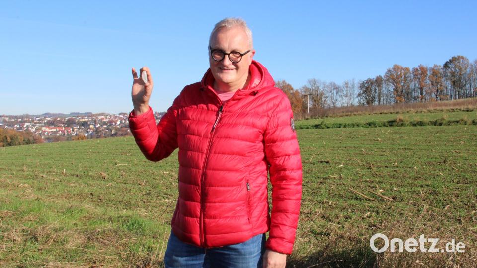 Thomas Bäumler mit seinem archäologischen Fund an der Windischeschenbacher Straße hoch über Altenstadt mit Blick auf Neustadt im Hintergrund. Die rund vier Zentimeter lange Klinge aus Arnhofener Feuerstein war wahrscheinlich Teil eines Messers. Bild: prh