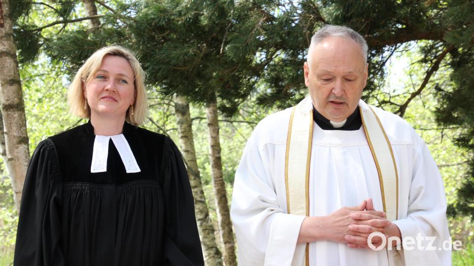 Pfarrerin Stefanie Schön und Monsignore Georg Flierl nahmen die kirchliche Segnung vor. Bild: kro
