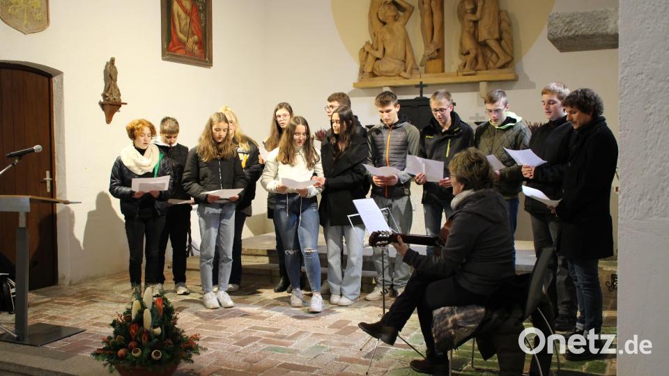 Schüler aus Alteglofsheim gestalten Gedenkfeier in Flossenbürg mit. Bild: Paul Hummer/DGB-Jugend/exb