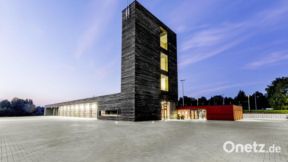Der markante Neubau des Feuerwehrgerätehauses Tirschenreuth erhielt vom Bund Deutscher Architekten eine &quot;lobende Erwähnung&quot;. Bild: Marcus Rebmann/exb