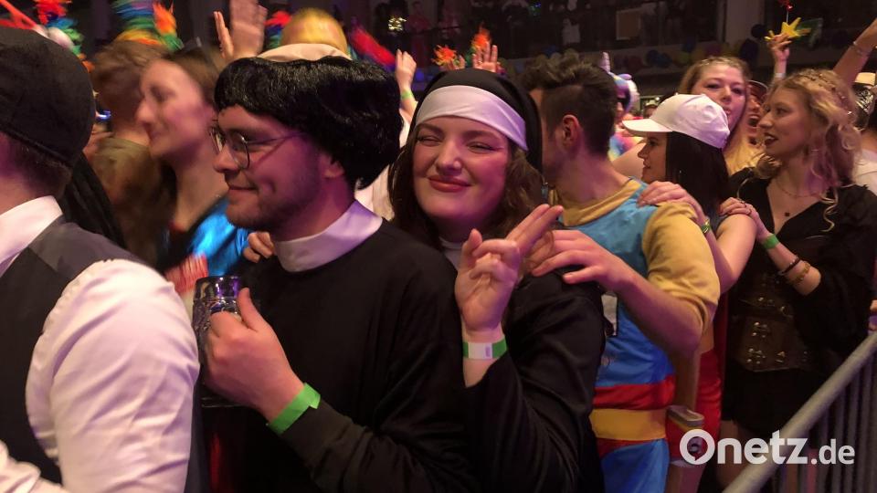 Am Siedepunkt gegen Mitternacht reihten sich die Kostümsträger in die Polonaise ein. Bild: wro