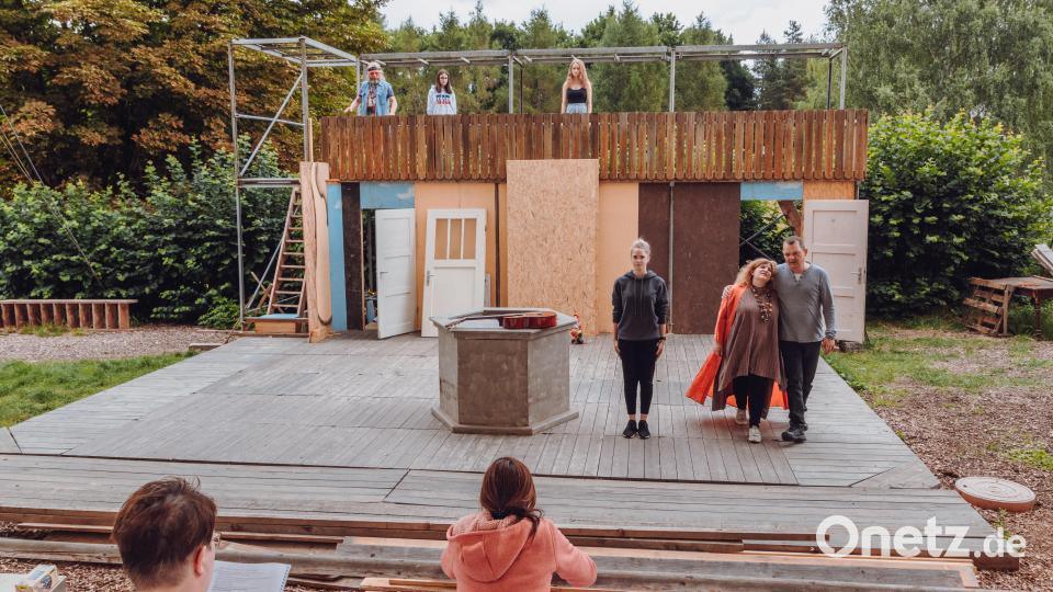 Das Ensemble des Bärnauer Festspielvereins probt seit April für die Hippie-Komödie. Michelle Kapitány (Mitte, sitzend) führt Regie. Bild: sfo