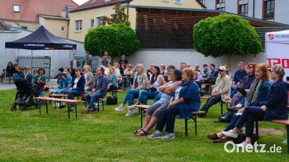 Zum Outdoor-Wohnzimmer wurden die Neuen Gärten zum Open Air zum fünfjährigen Bestehen des Kunsthauses Waldsassen. Bild: Jürgen Klein/exb