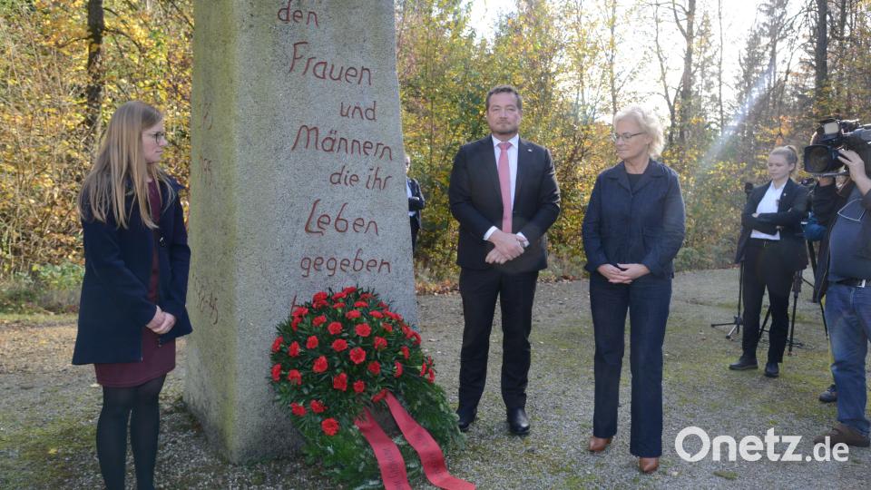 SPD-Kreisvorsitzende Nicole Bäumler, Bundestagsabgeordneter Uli Grötsch und Bundesverteidigungsministerin Christine Lambrecht (von links) legen am SPD-Gedenkstein in der KZ-Gedenkstätte Flossenbürg einen Kranz nieder. Bild: bey